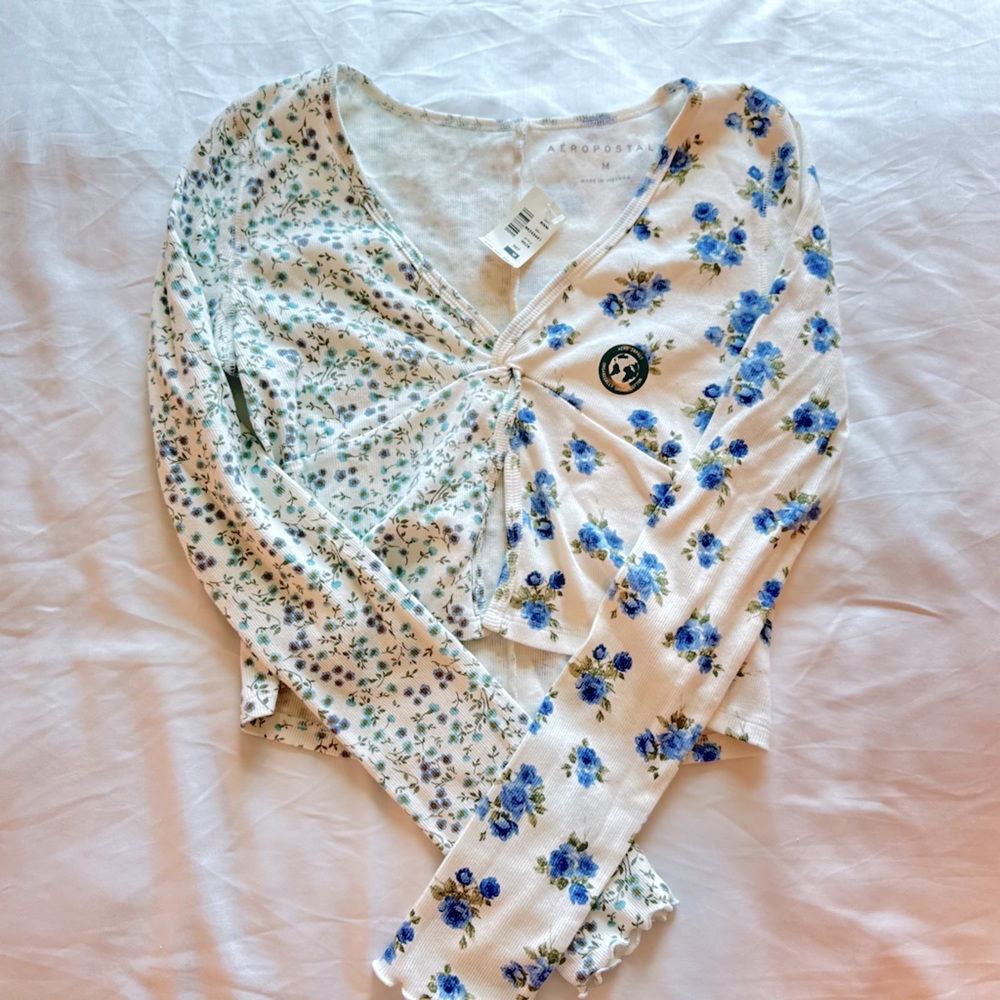 NWT Aéropostale Long Sleeve Floral Twist-Front Flyaway
Crop Top || Size: Medium